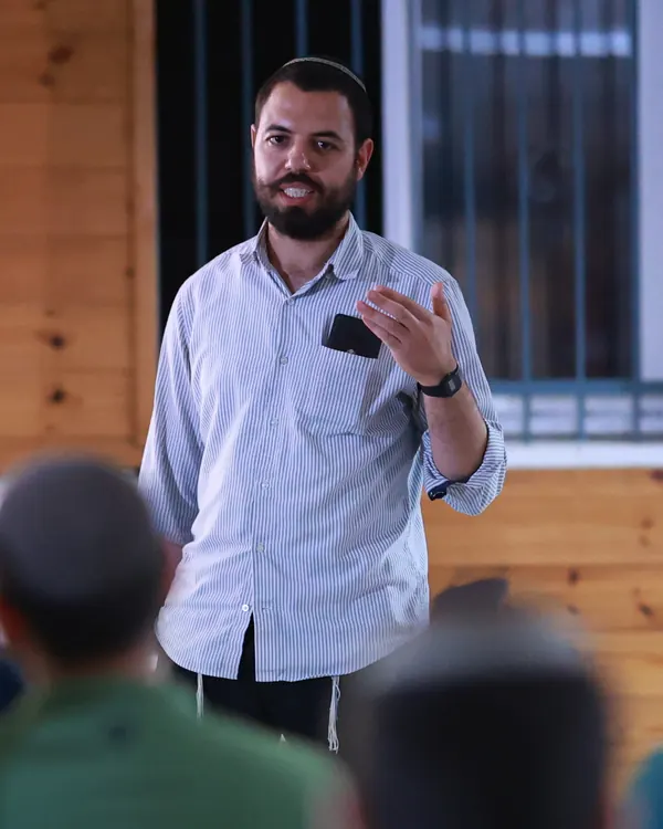 מלאכי גוטמן מסביר מול הקהל בזמן הרצאה